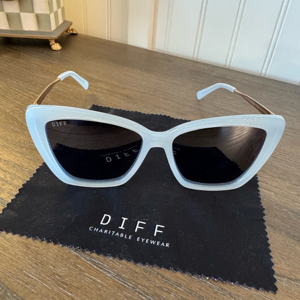 Diff Eyewear White Cat-Eye Sunglasses